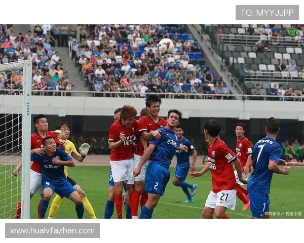 足球明星化身普通路人街头踢球引发围观球迷热议