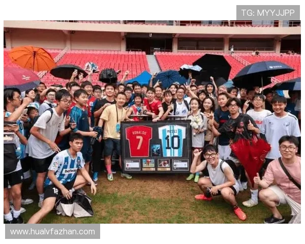 当足球明星意外现身街头引发粉丝狂欢和媒体热议的瞬间