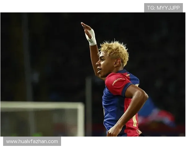 足球明星在街头被粉丝认出瞬间引发热烈围观与欢呼声